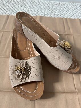Women’s Taupe Floral Slip-On Mules